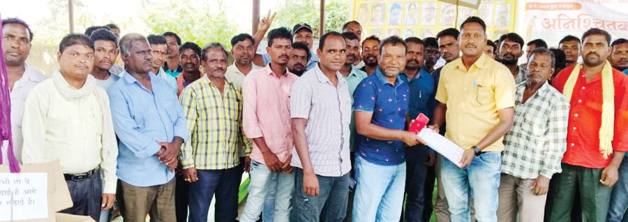 पूर्व विधायक कुंजाम पहुंचे प्लेसमेंट कर्मियों के हड़ताल समर्थन में धरना स्थल