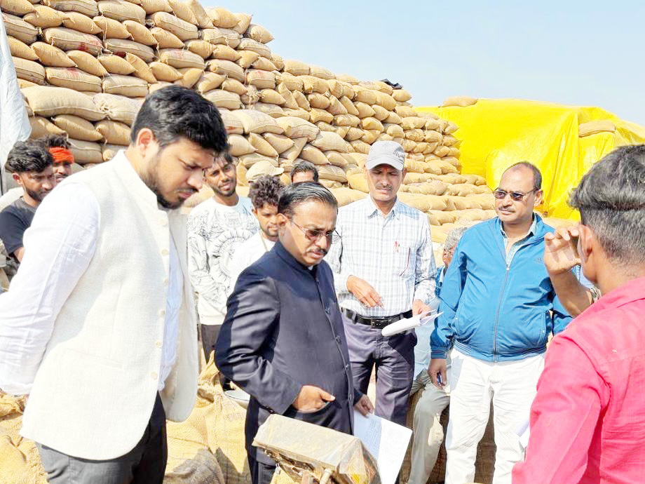 कमिश्नर ने किया धान खरीदी केन्द्रों का निरीक्षण