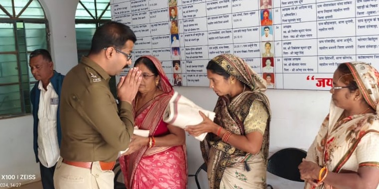 एसपी शहीद परिवारों से  हुए रूबरू