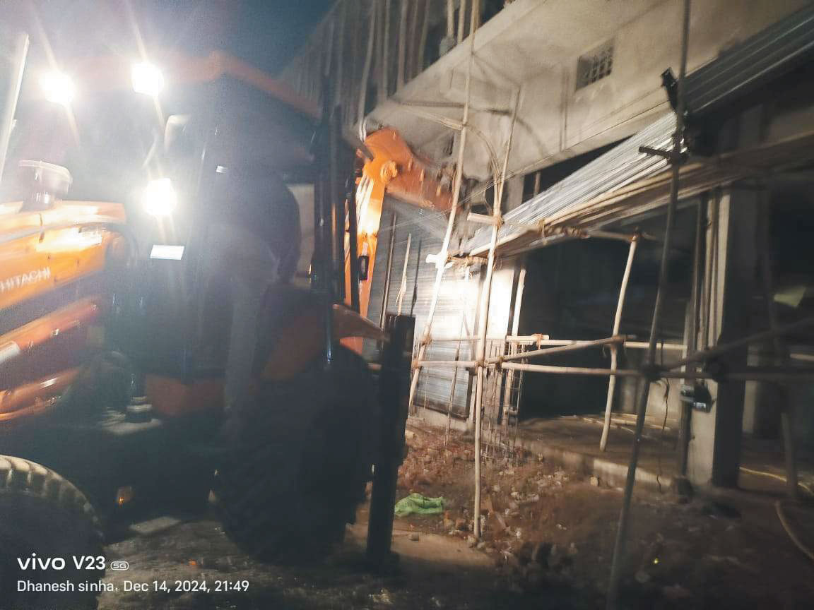 गोकुलपुर में अवैध निर्माण देर रात जेसीबी से तोड़े, लेंटर गिराया, दूसरे का निर्माणाधीन कार्य भी तोड़ा