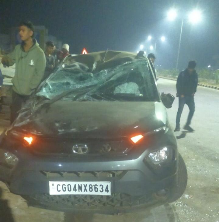 डिवाइडर पर चढऩे के बाद  कार पलटी, 3 घायल