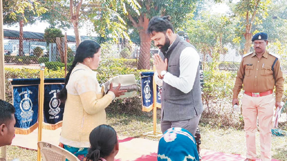रक्षित केंद्र जशपुर में शहीद परिवारों को कलेक्टर-एसपी ने किया सम्मानित