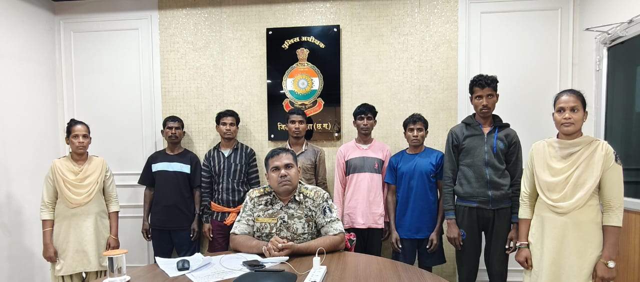 विस्फोटक के साथ एक ईनामी समेत 13 नक्सली गिरफ्तार