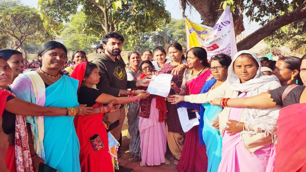 मितानिन संघ की अनिश्चितकालीन हड़ताल, सीएम के नाम तहसीलदार को सौंपा ज्ञापन