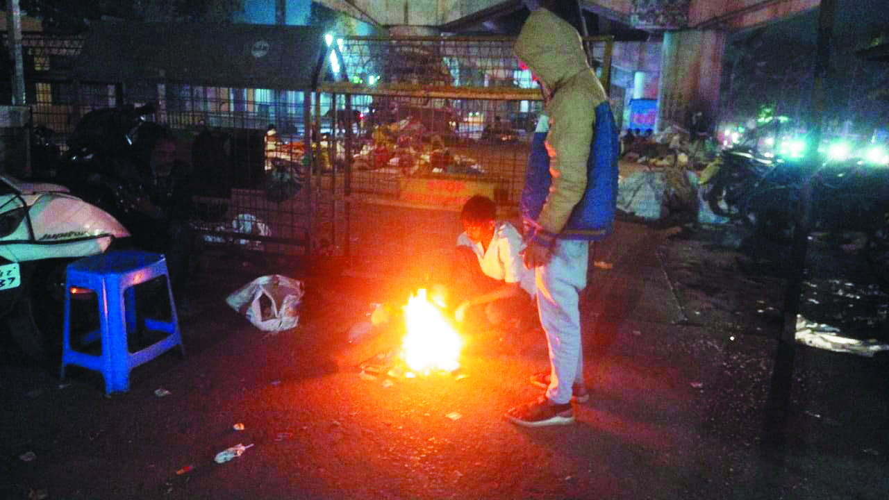 निगम ने की सार्वजनिक जगहों पर अलाव की व्यवस्था निगम ने की सार्वजनिक जगहों पर अलाव की व्यवस्था