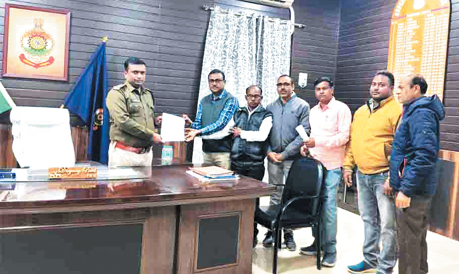 धान खरीदी केंद्र में पूर्व विधायक प्रकाश नायक का हंगामा, ज्ञापन धान खरीदी केंद्र में पूर्व विधायक प्रकाश नायक का हंगामा, ज्ञापन
