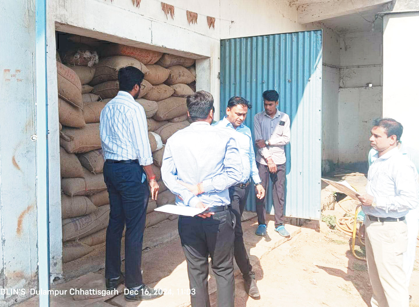 दो राइस मिलों से हजारों क्विंटल धान व चावल जब्त