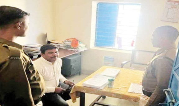 शिक्षक पर छेड़छाड़ का आरोप, जांच शुरू