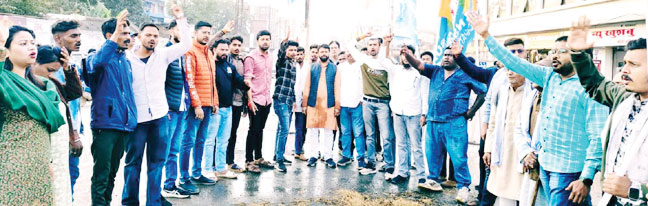 एनएसयूआई ने आदिम जाति कल्याण मंत्री का पुतला फूंका