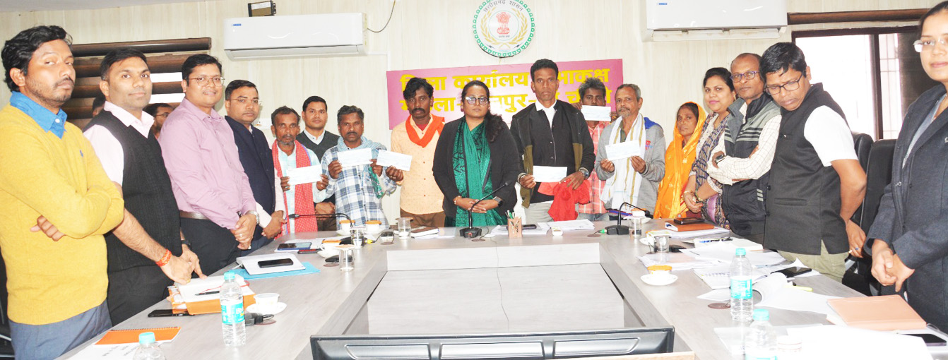 8 प्रकरणों में परिजनों को सौंपी बीमा राशि