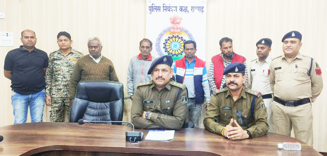 चोरी के ट्रेलर को काटकर कबाड़ के भाव बेचते थे रायपुर में, चार गिरफ्तार चोरी के ट्रेलर को काटकर कबाड़ के भाव बेचते थे रायपुर में, चार गिरफ्तार
