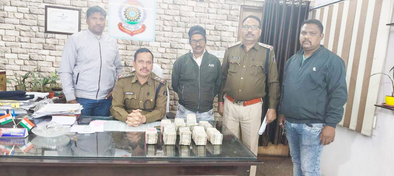 पेट्रोलिंग के दौरान बाइक सवार के बैग से साढ़े 22 लाख कैश जब्त पेट्रोलिंग के दौरान बाइक सवार के बैग से साढ़े 22 लाख कैश जब्त