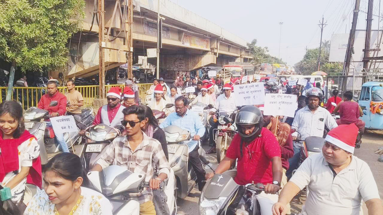 ईसाई समाज ने शोभायात्रा निकाली