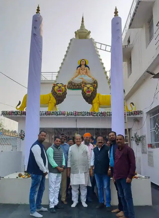 पूर्व विधायक धनेंद्र ने की गुरु गद्दी पूजा पूर्व विधायक धनेंद्र ने की गुरु गद्दी पूजा