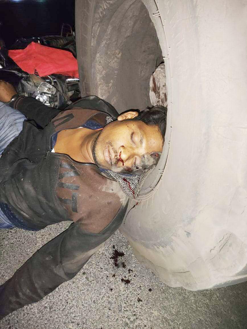 अंधेरे में खड़ी डंपर से टकराया युवक, मौत अंधेरे में खड़ी डंपर से टकराया युवक, मौत