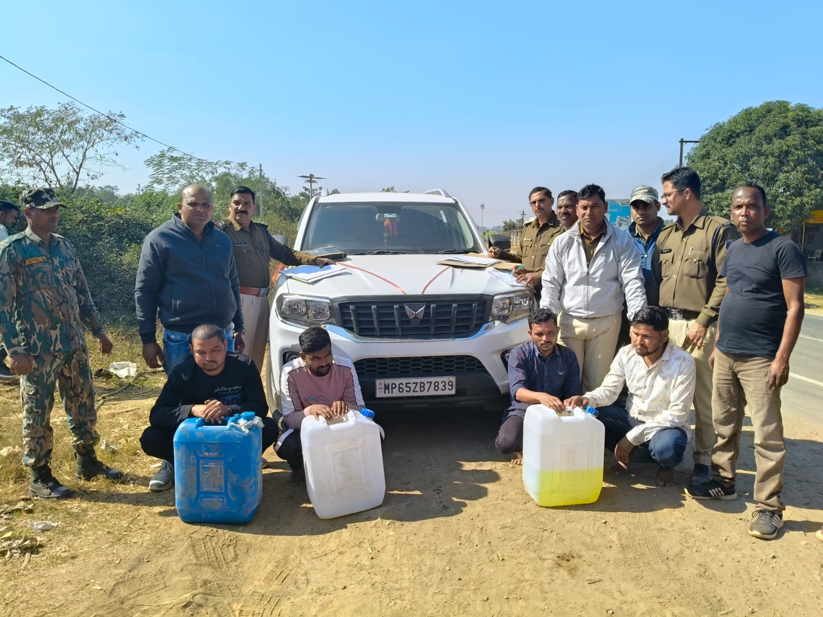 खड़ी ट्रक से डीजल चोरी, अंतरराज्यीय गिरोह के 5 आरोपी एमपी से गिरफ्तार खड़ी ट्रक से डीजल चोरी, अंतरराज्यीय गिरोह के 5 आरोपी एमपी से गिरफ्तार