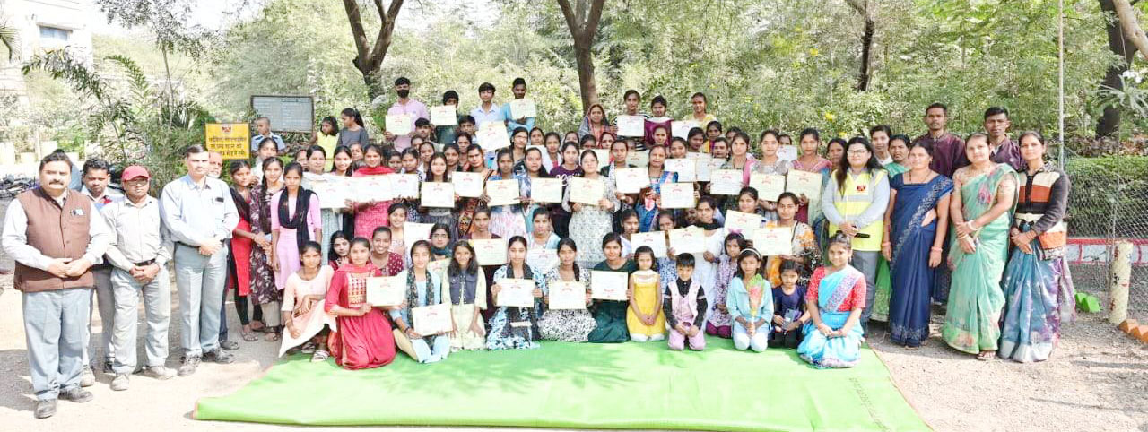 अल्ट्राटेक रावन सीएसआर ने प्रशिक्षुओं को दिए प्रमाण पत्र