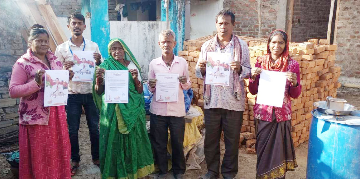 सरकार के एक साल, पीएम आवास हितग्राहियों को  घर-घर बांटे जा रहे पत्र