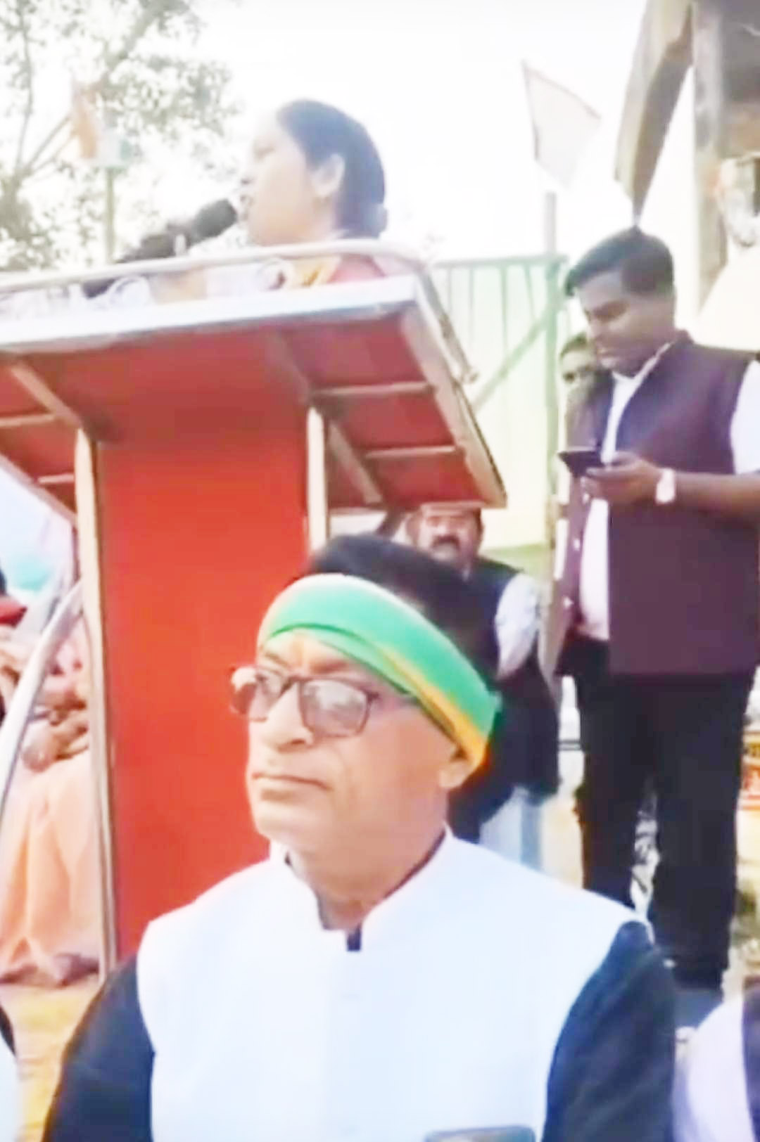 अब विधायक प्रतिनिधि का वीडियो फैला...