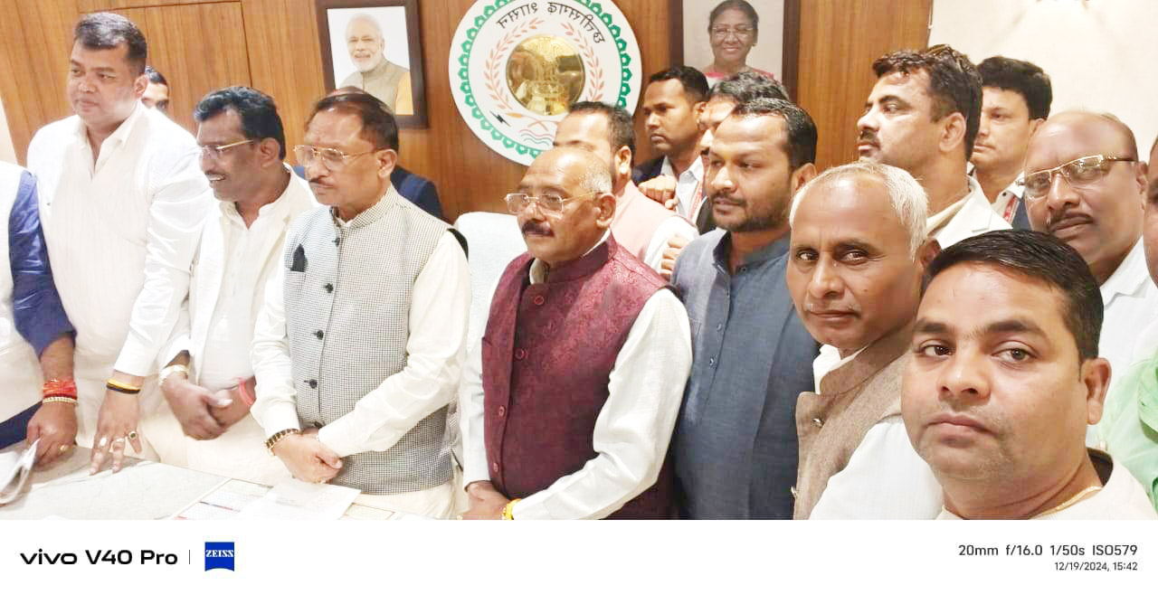 सीएम से मिला साहू समाज का प्रतिनिधि मंडल सीएम से मिला साहू समाज का प्रतिनिधि मंडल