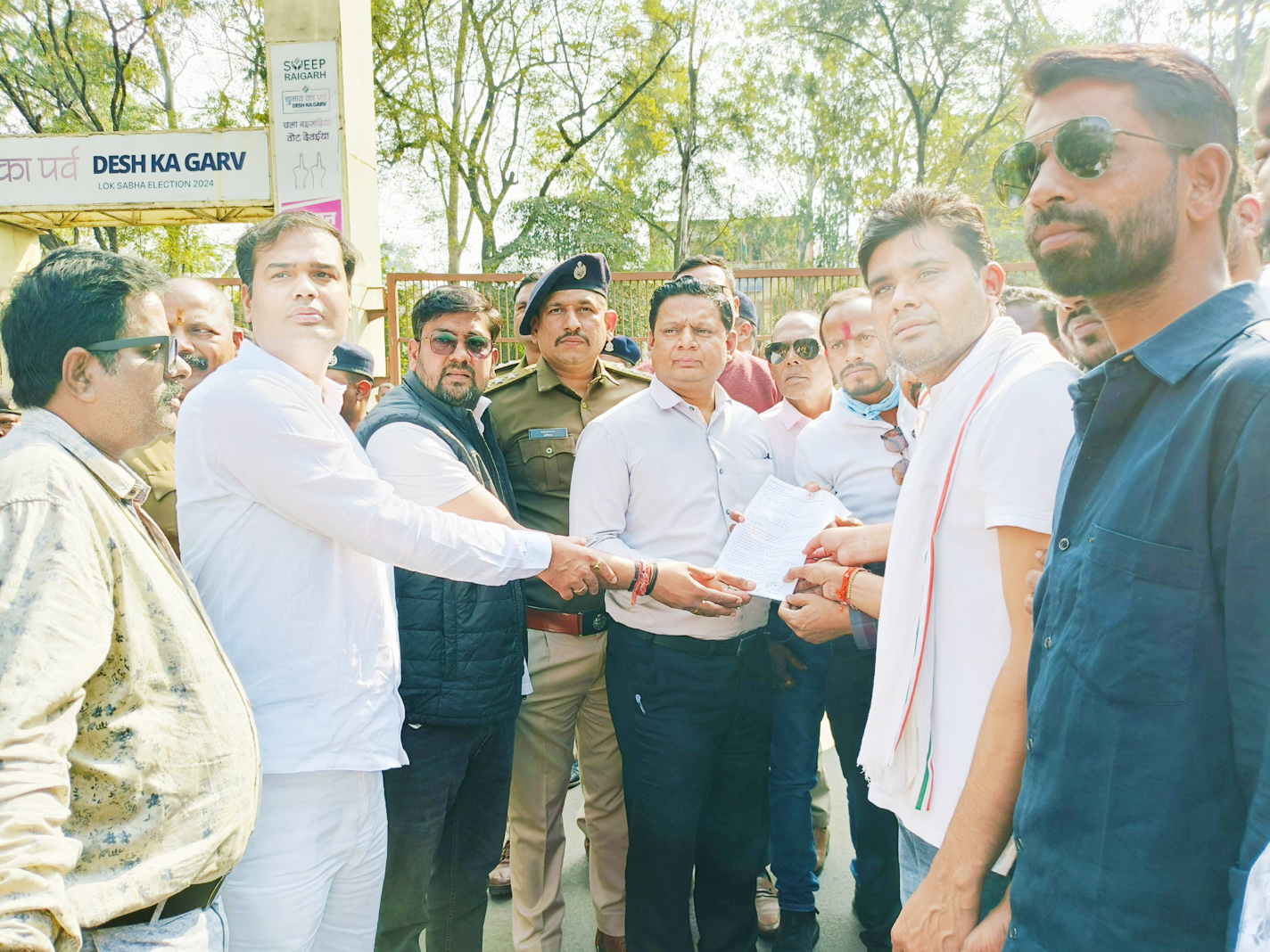 कांगे्रसी विधायकों पर एफआईआर से बिफरे कांगे्रसी कांगे्रसी विधायकों पर एफआईआर से बिफरे कांगे्रसी