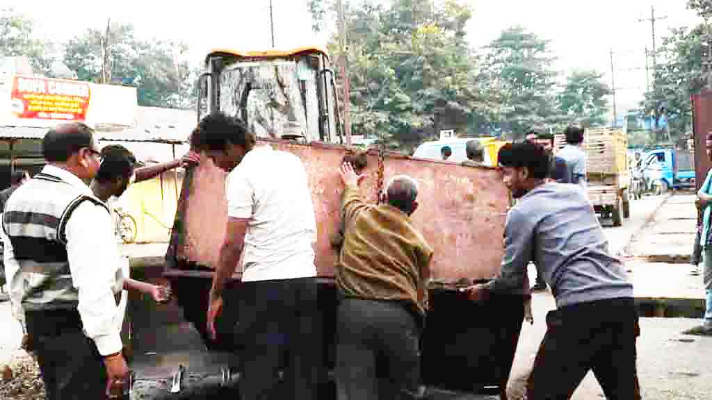 मुख्य सडक़ से हटाए अतिक्रमण मुख्य सडक़ से हटाए अतिक्रमण