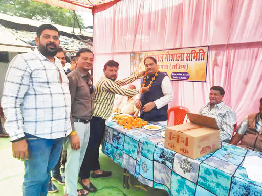 दानदाताओं, गौ सेवकों व गौ चिकित्सकों का सम्मान दानदाताओं, गौ सेवकों व गौ चिकित्सकों का सम्मान
