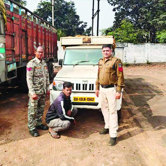 माजदा व पिकअप में लोड अवैध स्क्रैप जब्त