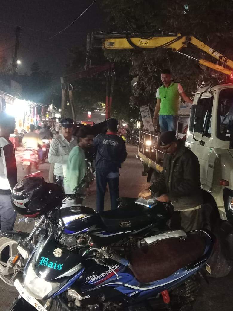 यातायात पुलिस ने 65 वाहनों से वसूला 20 हजार यातायात पुलिस ने 65 वाहनों से वसूला 20 हजार