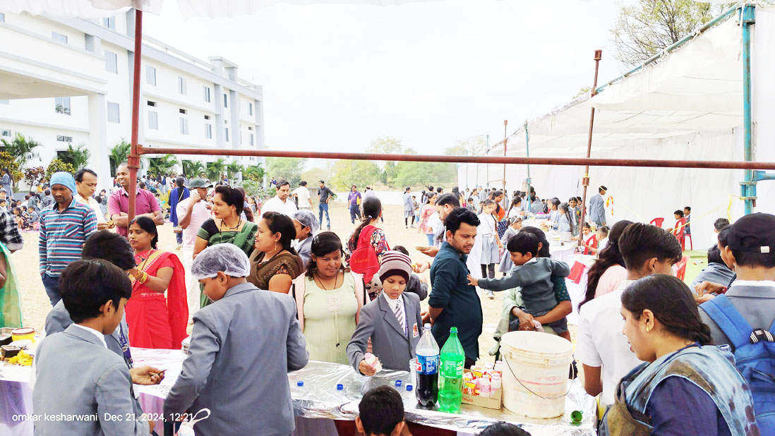 सीपीएम विद्यालय में आनंद मेला 