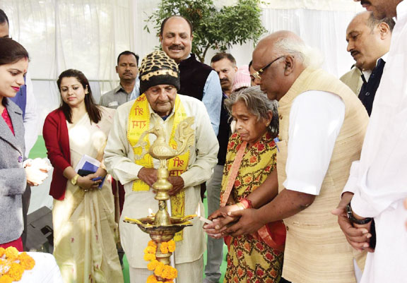  सांसद चिंतामणि ने वरिष्ठ नागरिकों और दिव्यांगों को किया सम्मानित
