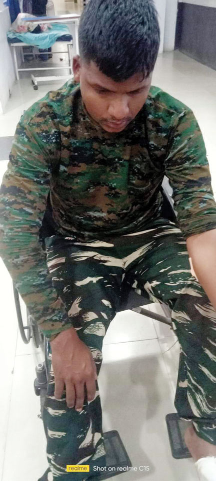 स्पाइक होल में गिरकर 2 जवान घायल