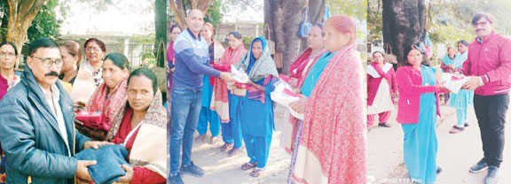 स्व सहायता समूहों को बांटे गर्म कपड़े स्व सहायता समूहों को बांटे गर्म कपड़े