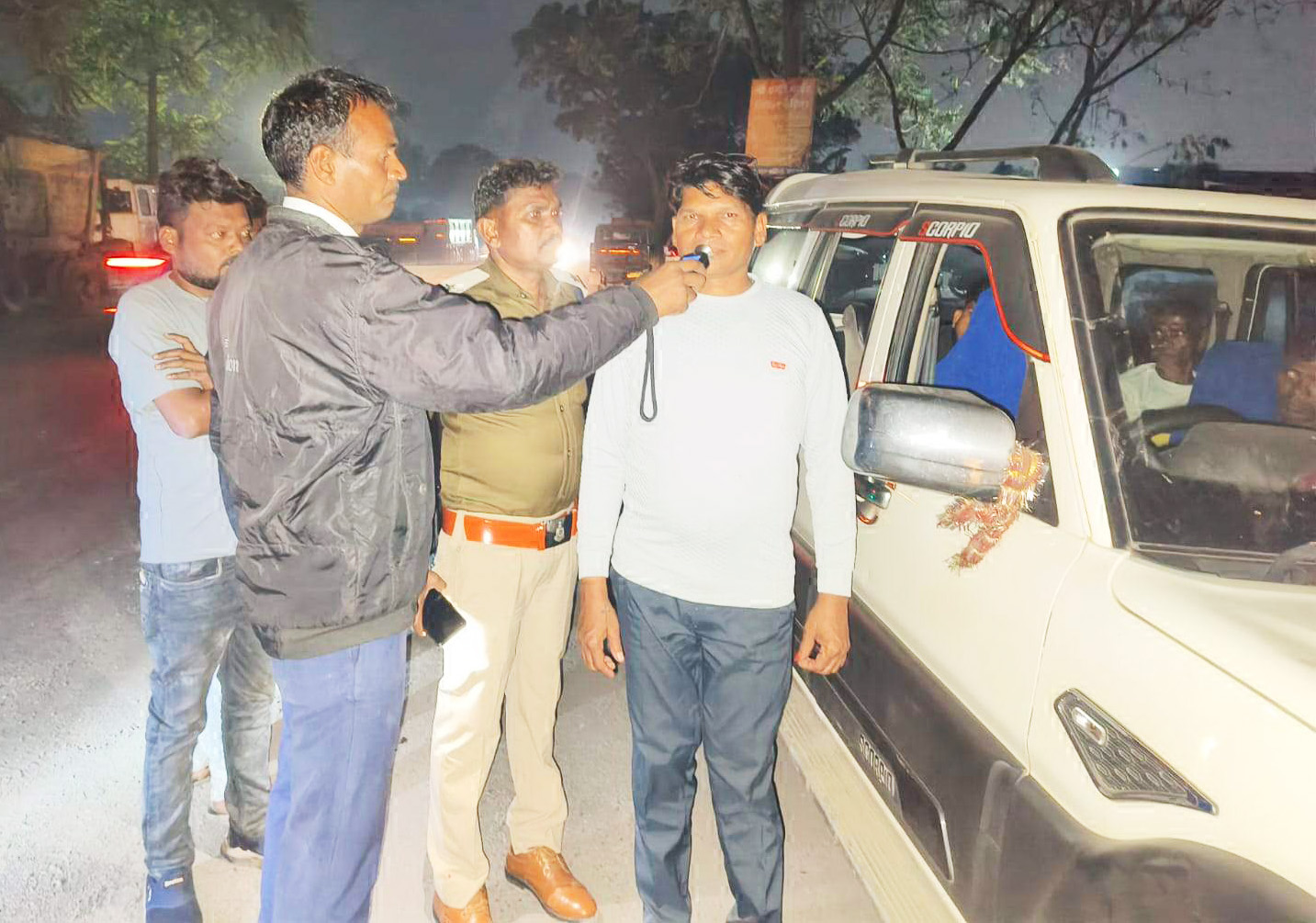 शराब पीकर गाड़ी चलाते 6 पर जुर्माना शराब पीकर गाड़ी चलाते 6 पर जुर्माना
