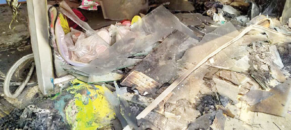 दुकान में आग, लाखों का नुकसान दुकान में आग, लाखों का नुकसान