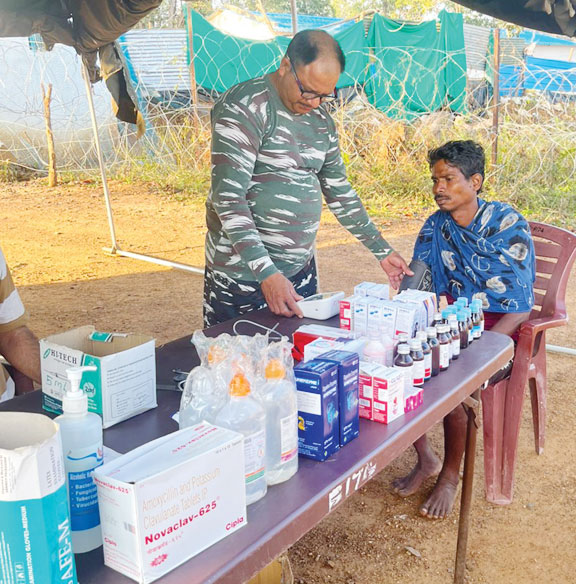 सीआरपीएफ ने लगाया मेडिकल कैम्प, ग्रामीणों की जाँच के बाद दवाइयां वितरित