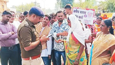 अवैध शराब बिक्री रोकने महिलाएं लामबंद, एसपी से शिकायत