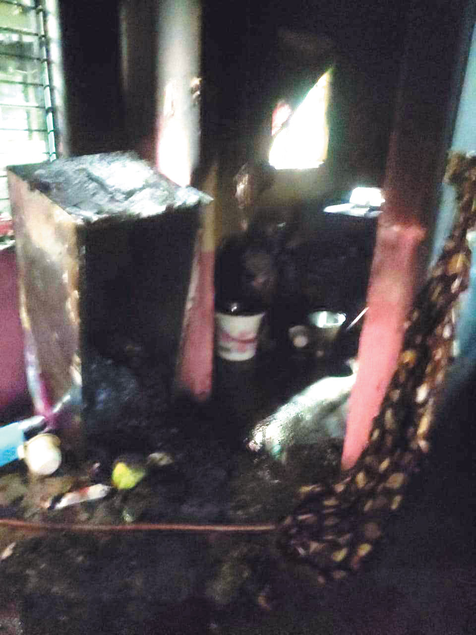 आपसी कलह में भिड़े प्रेमी जोड़े ने घर में लगाई आग