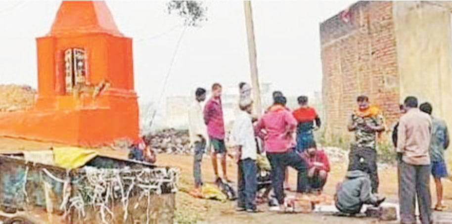 खुले में मंदिर किनारे मांस की बिक्री से नाराजगी 