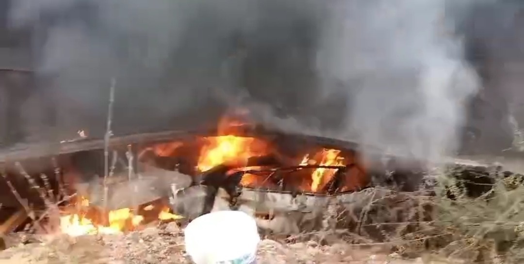 जटगा मोड़ पर ट्रक-कार टक्कर में लगी आग, दो जिंदा जले