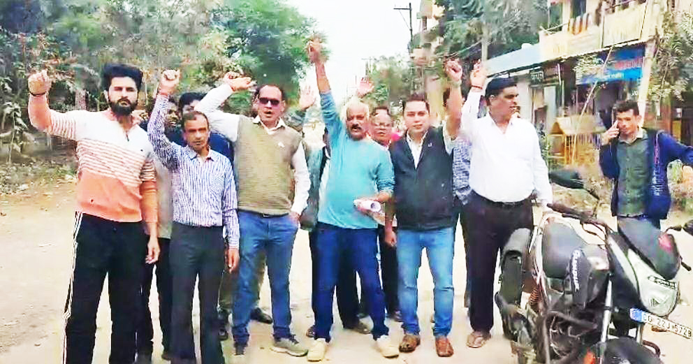 अच्छी सडक़, फिर भी बिछाई जा रही थी डामर, खराब की मरम्मत नहीं 