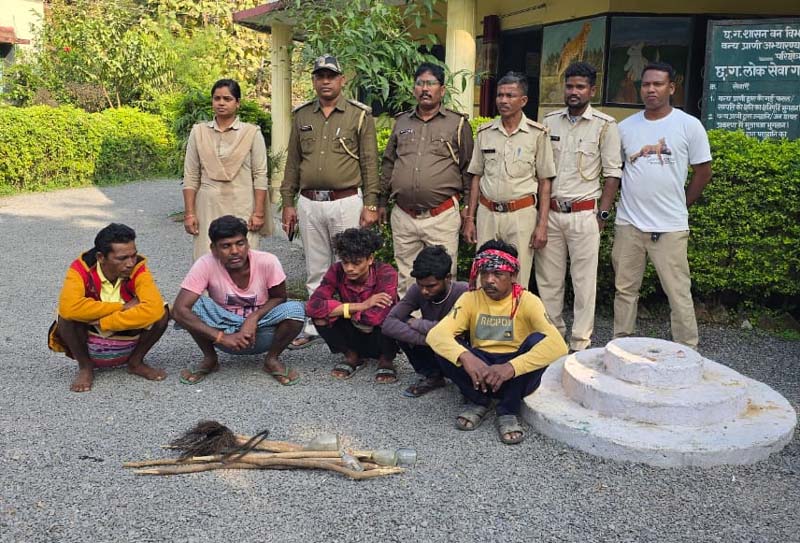 शिकार करने से पहले 5 शिकारी पकड़ाए  