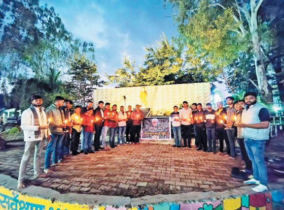 एनएसयूआई ने पूर्व प्रधानमंत्री मनमोहन सिंह को दी श्रद्धांजलि एनएसयूआई ने पूर्व प्रधानमंत्री मनमोहन सिंह को दी श्रद्धांजलि