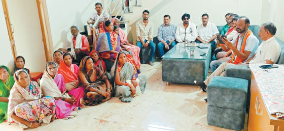 जिलाध्यक्ष प्रकाश बैस ने कार्यकर्ताओं संग सुनी मन की बात जिलाध्यक्ष प्रकाश बैस ने कार्यकर्ताओं संग सुनी मन की बात