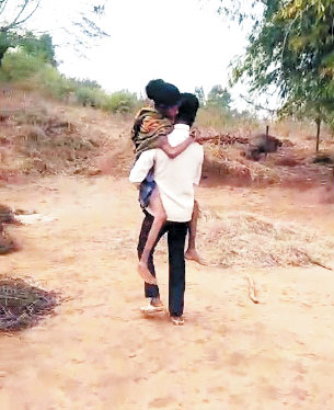 सडक़ नहीं, बीमार पत्नी को कंधे पर उठाकर 5 किमी पैदल चल पहुंचाया एम्बुलेंस तक