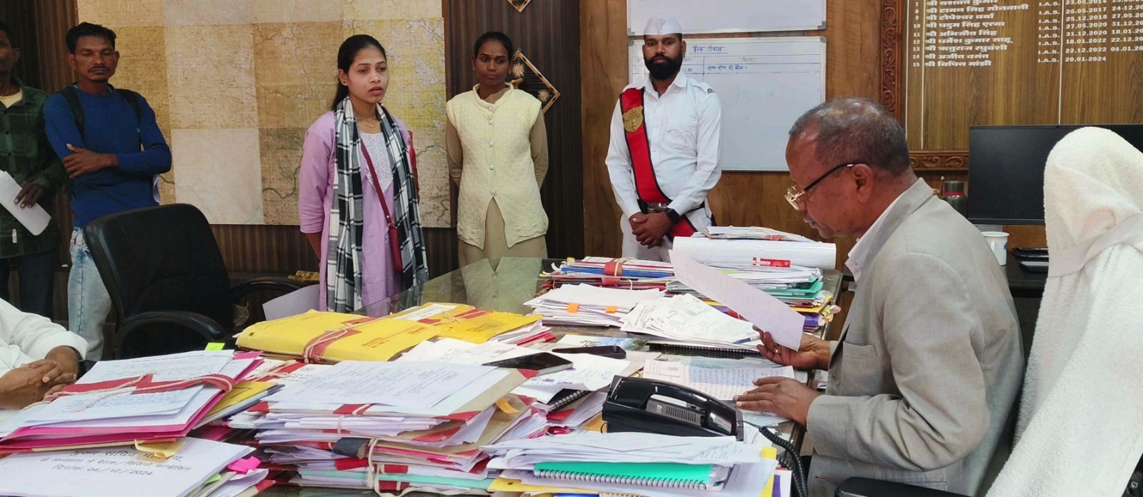 कलेक्टर ने सुनी ग्रामीणों की समस्याएं, शीघ्र समाधान का दिया भरोसा