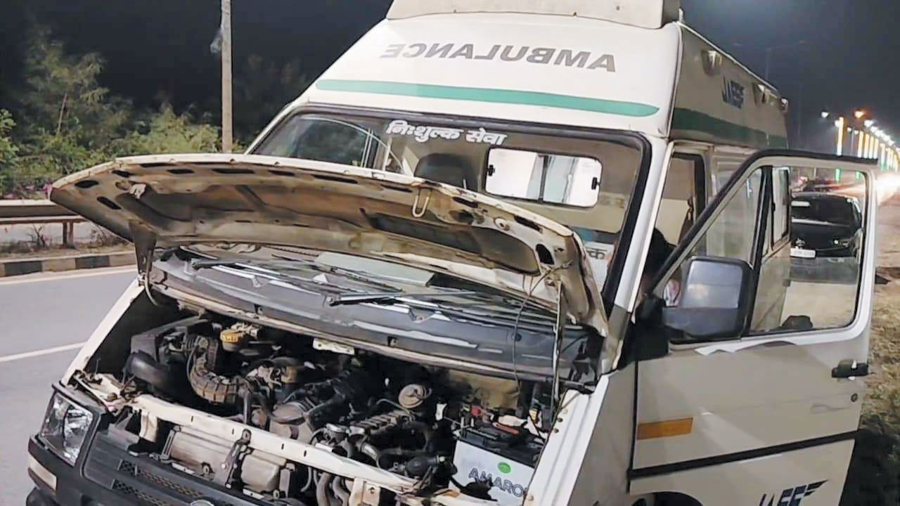 मरीज लेकर अस्पताल पहुंचने से पहले एंबुलेंस खराब