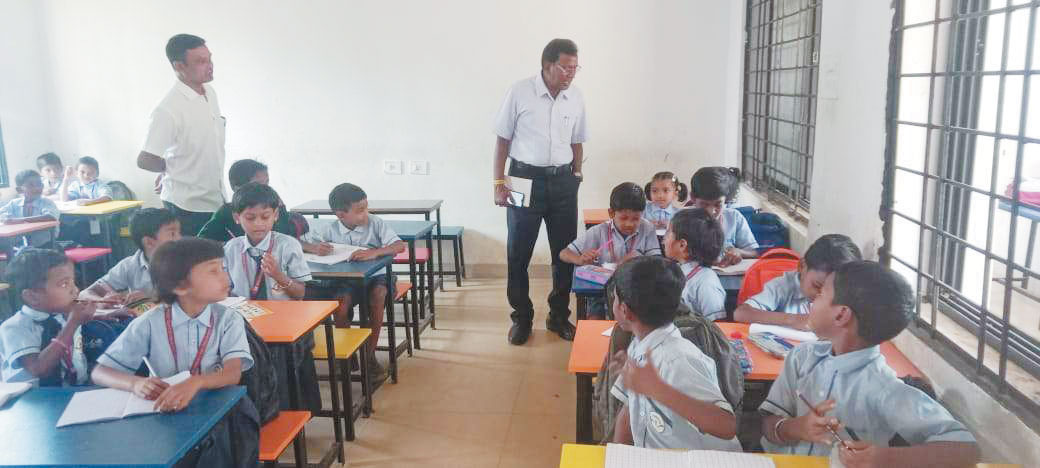डीईओ का दौरा, जांगला आत्मानंद स्कूल में नदारद मिले 13 कर्मियों को नोटिस जारी डीईओ का दौरा, जांगला आत्मानंद स्कूल में नदारद मिले 13 कर्मियों को नोटिस जारी