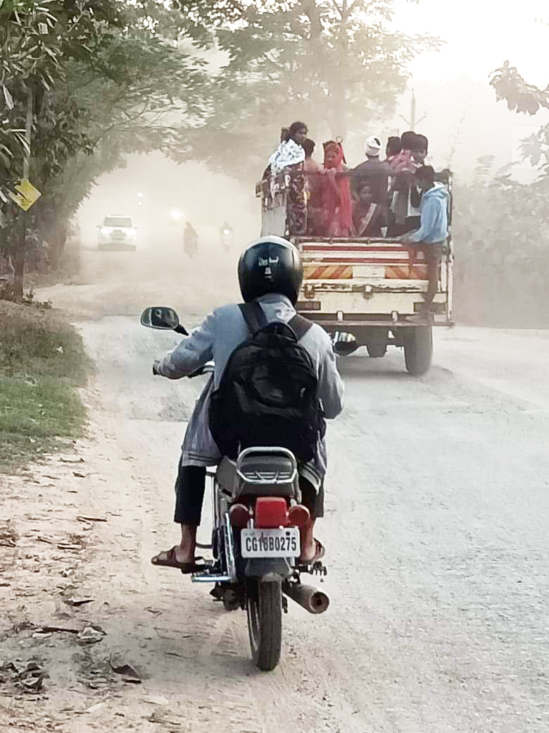 धूल के गुबार से यात्री परेशान धूल के गुबार से यात्री परेशान