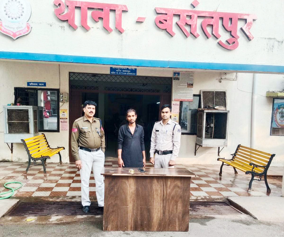चाकू लेकर डराने-धमकाने वाला युवक पकड़ाया चाकू लेकर डराने-धमकाने वाला युवक पकड़ाया